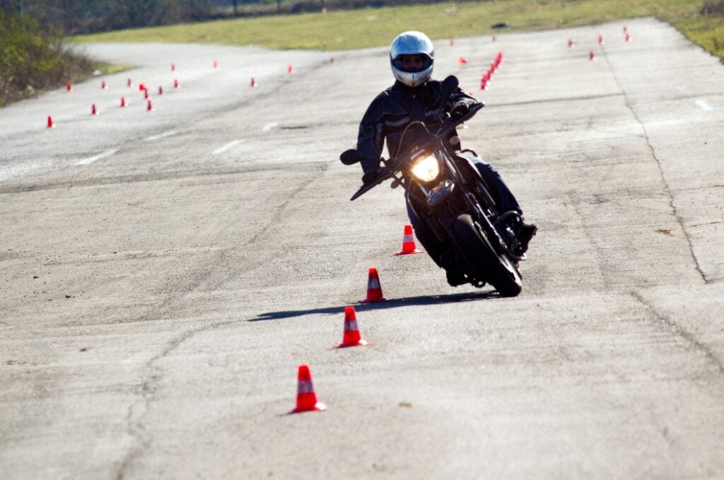 Basis-Trainings für Motorradfahrer bei der Deutsche Fahr­sicherheits­gesellschaft